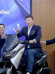 U.23 Việt Nam được thưởng xe máy xịn: Ông Kim và học trò háo hức trải nghiệm… ngay trên sân khấu