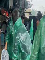 Giá cá chép đỏ giảm sâu, lái buôn đổ cá khách chọn lại chậu, quyết không bán rẻ