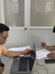 Clip xe tải chuyển làn đè cọc tiêu trên đường Đỗ Mười, tài xế bị xử phạt