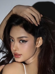 Sắc vóc nóng bỏng của cô gái 'gây sốt' trong MV mới của HIEUTHUHAI