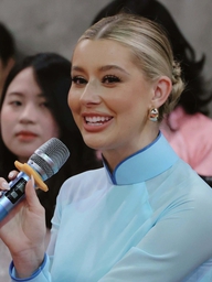 Hoa hậu người Mỹ Yolina Lindquist: Tôi phải lòng Việt Nam chính vì tà áo dài