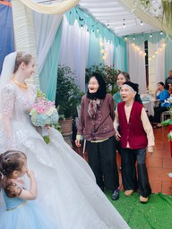 Chú rể Việt cưới cô dâu Đức xinh như búp bê, cả xóm kéo đến chúc phúc