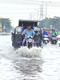 TP.HCM: Mưa lớn gây ngập nặng, xe chết máy hàng loạt trên đường Lê Đức Anh