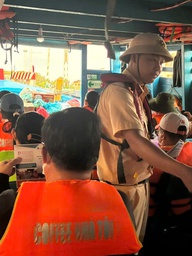 Đi thuyền thả cá phóng sinh trên sông: CSGT TP.HCM khuyến cáo an toàn