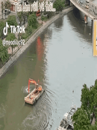 Clip máy xúc 'chạy' trên sà lan giữa kênh Bến Nghé: CSGT xử phạt