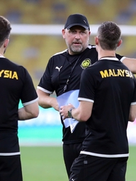 Rộ tin HLV Cklamovski và CEO đội tuyển Malaysia ‘tính đường bỏ chạy’ sau phán quyết của CAS