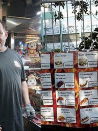 Ông Tây bán xúc xích Đức nổi tiếng một thời ở TP.HCM giờ ra sao?