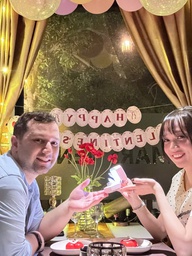 Chàng trai Mỹ vượt 15.000km gặp bạn gái và bí mật đằng sau túi quà 10.000 USD