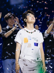 'Anh trai' 9X bật khóc nức nở trên sân khấu