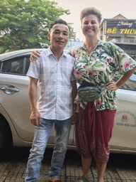 Nam tài xế chở khách Tây 260 km không lấy tiền