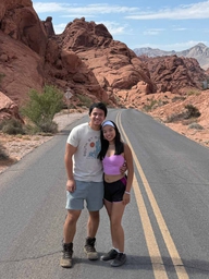 Cặp đôi vừa đi du lịch vừa lập công ty, doanh thu ban đầu đã ngàn tỉ