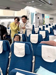 Nghẹt thở khoảnh khắc hành khách nguy kịch trên chuyến bay từ Mỹ về TP.HCM