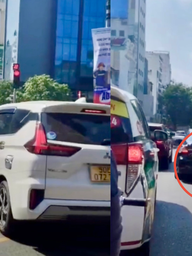 Xe biển xanh ở TP.HCM đè vạch mắt võng bị người dân quay clip gửi Cục CSGT
