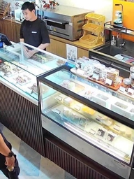 Bán chịu 200.000 đồng cho khách Tây, chủ tiệm bánh ở TP.HCM nhận cái kết bất ngờ