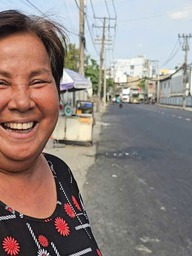 Đường đầy hố sâu hơn nửa mét ở TP.HCM được trải nhựa, người dân cúng gà ăn mừng