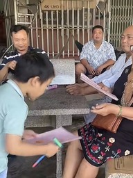 'Phát sốt' clip người bà giản dị ở TP.HCM cầm xấp sổ đỏ chia đều cho 10 cháu nội ngoại
