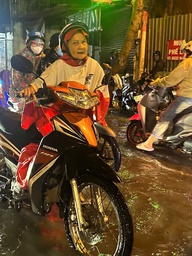 Mưa lớn ở TP.HCM: Chủ xe bất lực bỏ lại ô tô ngập giữa 'biển nước'
