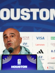 Đội tuyển Bồ Đào Nha có biến khiến HLV Martinez phải vội vã giải thích, Ronaldo viết tâm thư