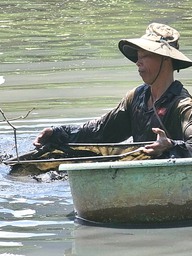 27 năm mưu sinh dưới dòng rạch đen: Chuyện người đàn ông đãi bùn tìm trùn chỉ