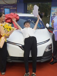 Đăng ký gói mạng 5.000 đồng/ngày, người đàn ông chài lưới trúng ô tô: 'Tưởng bị lừa'