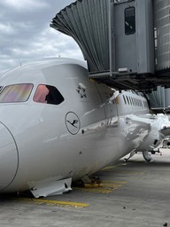 Sập càng đáp trước máy bay Boeing, nhiều người bị thương