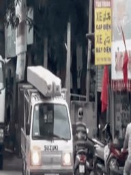 Chở 2 cọc bê tông 600 kg trên nóc xe tải, tài xế và chủ xe cùng bị phạt