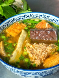 Quán bún riêu bình dân được Michelin gọi tên: Chủ quán từng 'sợ đi dự mà không có giải'