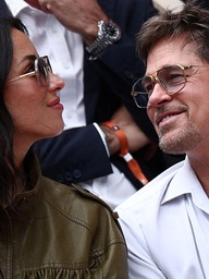 Brad Pitt say đắm bên bạn gái kém 29 tuổi