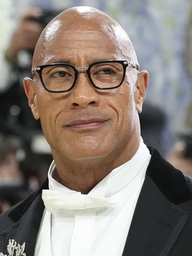 The Rock 'đáp trả' khi bị chế giễu bán dầu gội dù không có tóc