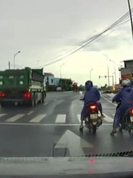 Vượt đèn đỏ bị phạt 19 triệu, tài xế lên mạng 'trù' người gửi clip cho CSGT