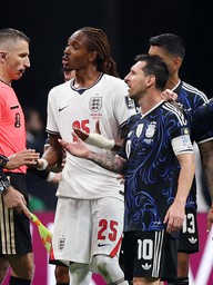 Hình ảnh không được phát trên tivi: Dàn dự bị Anh và Argentina xô xát, Messi là ‘điểm nóng’