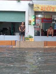 Mưa lớn ở TP.HCM chiều 15.7: Nhiều tuyến đường ngập sâu, người dân vất vả dọn bùn rác