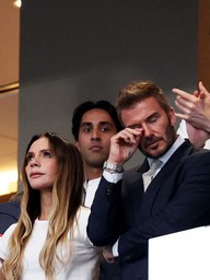 David Beckham kìm nén nước mắt khi Anh bị Argentina quật ngã, vợ Victoria và con trai an ủi