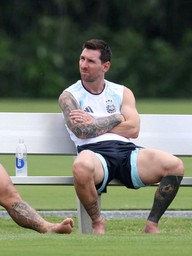 Messi có hành động lạ khi vào chung kết World Cup, gặp  trọng tài từng không đem lại may mắn