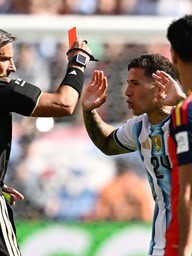 Enzo Fernandez bị thẻ đỏ ở phút 90+3, phản ứng dữ dội rồi đá văng máy quay