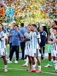 Đội tuyển Argentina bị chỉ trích không fair-play, quay lưng khi Tây Ban Nha nâng cúp vô địch World Cup