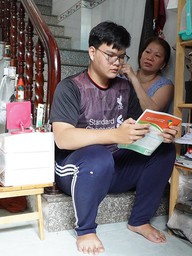Nghẹn lòng cậu học trò ở trọ dưới cầu thang cùng người mẹ bệnh tật