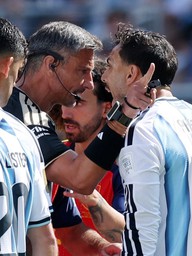 Yamal bất ngờ nhắc về màn ẩu đả, danh thủ Đức mong FIFA cấm Paredes 1 năm