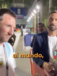Khoảnh khắc Messi nhận quà đặc biệt từ CĐV gây sốt, ‘lòng biết ơn và sự khiêm nhường’