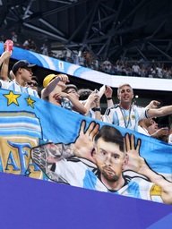 Ibrahimovic choáng váng vì Messi thoát hiểm ngoạn mục, không tin Argentina vượt số phận thắng ngược Ai Cập