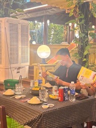Đang ngồi quán nhậu, thực khách bất ngờ khi CSGT đến tận bàn