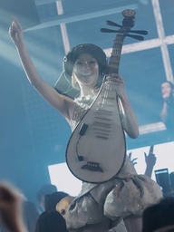 Cô gái Gen Z đưa đàn tỳ bà vào 'quẩy' ở bar