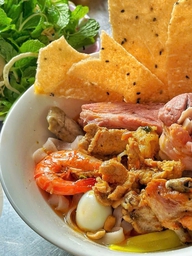 Quán mì Quảng đường ray 30 năm ở TP.HCM: Chuyện bất ngờ về 'gia tài của ngoại'