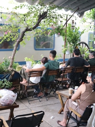 Trả tiền ngồi chờ xe lửa giữa lòng TP.HCM
