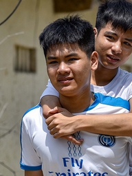 Đôi bạn trong câu chuyện 10 năm cõng bạn đến trường bây giờ ra sao?
