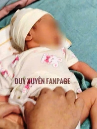 Bé gái sơ sinh bị bỏ rơi trước nhà dân, kèm lời nhắn 'mẹ là sinh viên...'