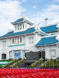 Vương cung thánh đường Đức Mẹ La Vang với mái ngói, mái đao đậm nét Việt