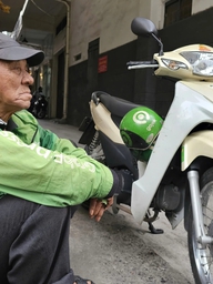 Tài xế xe ôm 89 tuổi ở TP.HCM, có khách bảo ông ngồi sau để họ tự lái