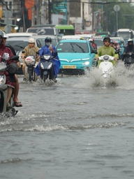 Mưa lớn ở TP.HCM: Ngã tư Bảy Hiền ngập như sông, gần 2 tiếng vẫn chưa hết