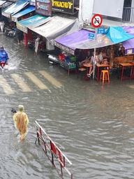 Phố Tây Bùi Viện ngập sâu sau mưa lớn, chính quyền đặt rào chắn hạn chế xe
